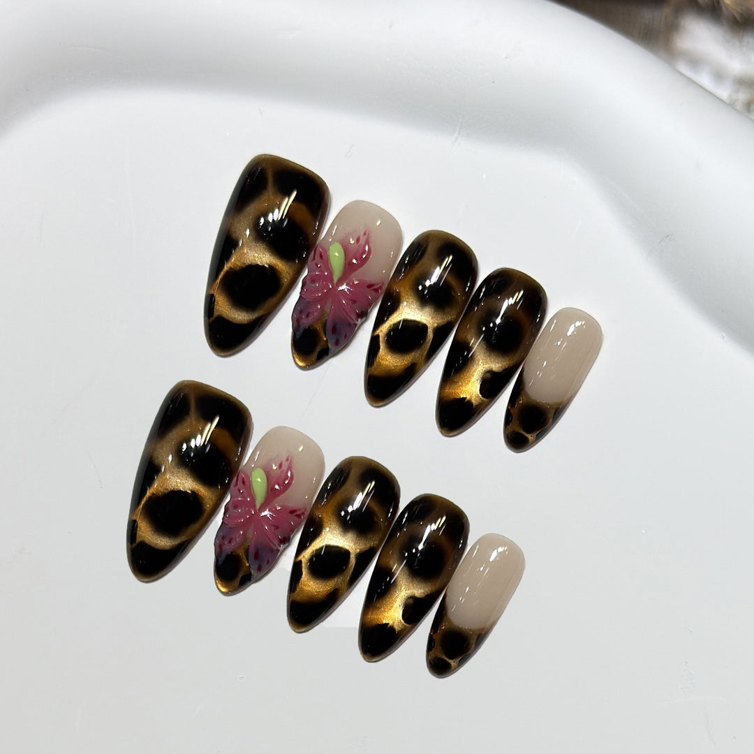 Künstlerische Stiletto-Nagelspitzen mit Blumenmuster Karnz