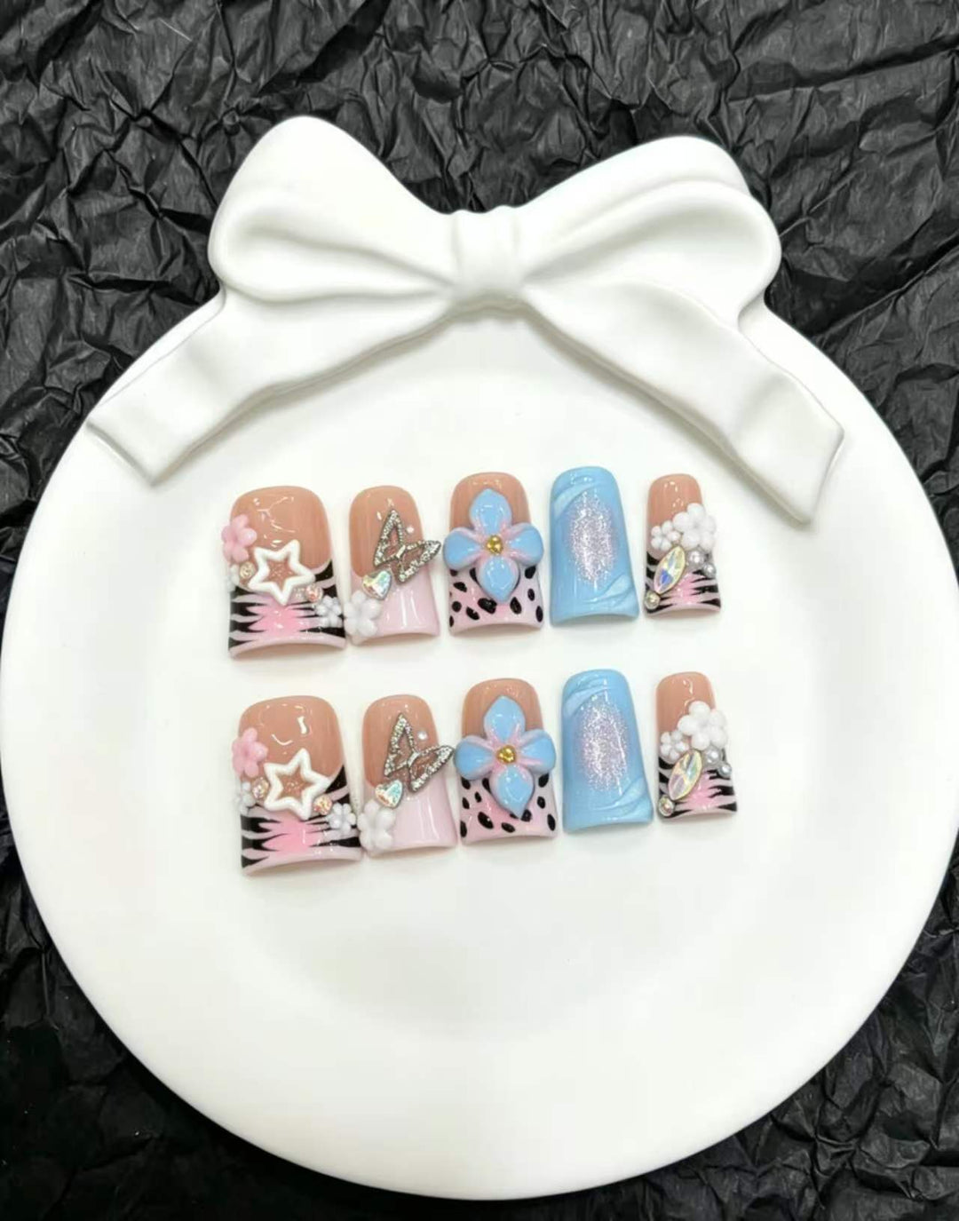 Dekoratives Press-On Nail Art Set mit floralen und Insektenakzenten