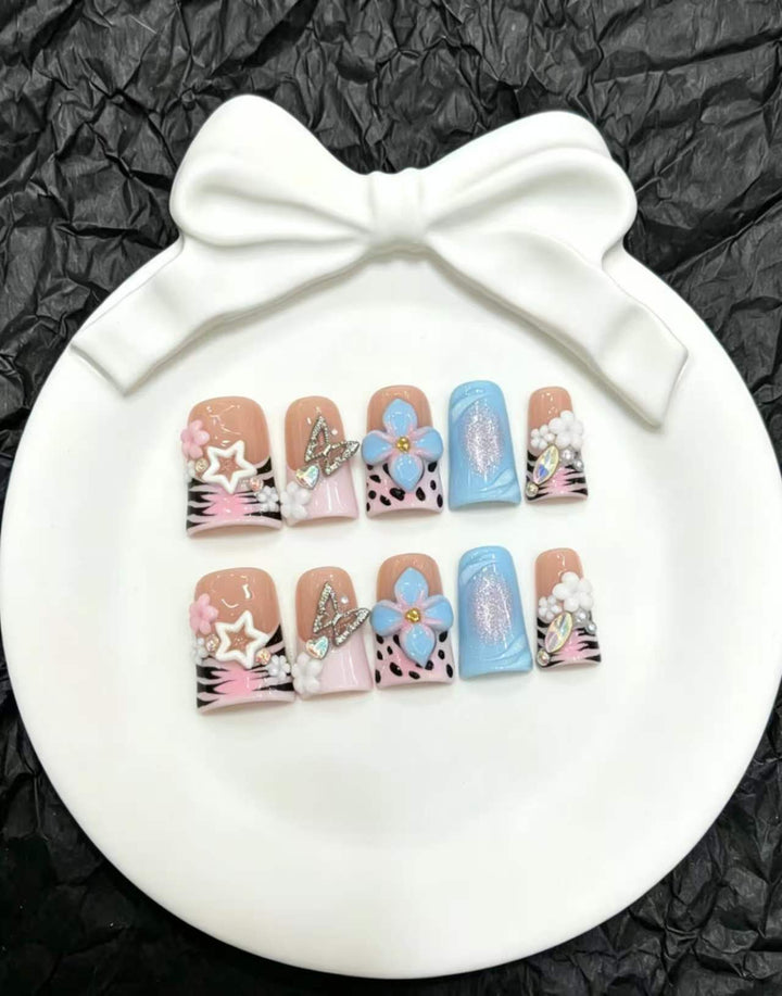 Dekoratives Press-On Nail Art Set mit floralen und Insektenakzenten