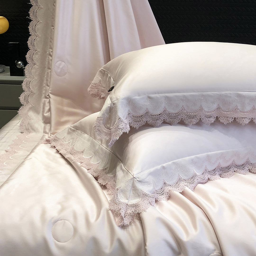 Elegante Satin-Bettwäschegarnitur mit Spitzenbordüre und gesteppter Tagesdecke
