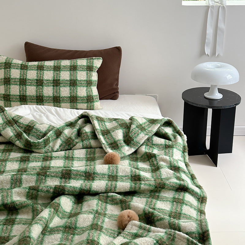 Kuscheldecke mit kariertem Muster und Bommelverzierung Karnz