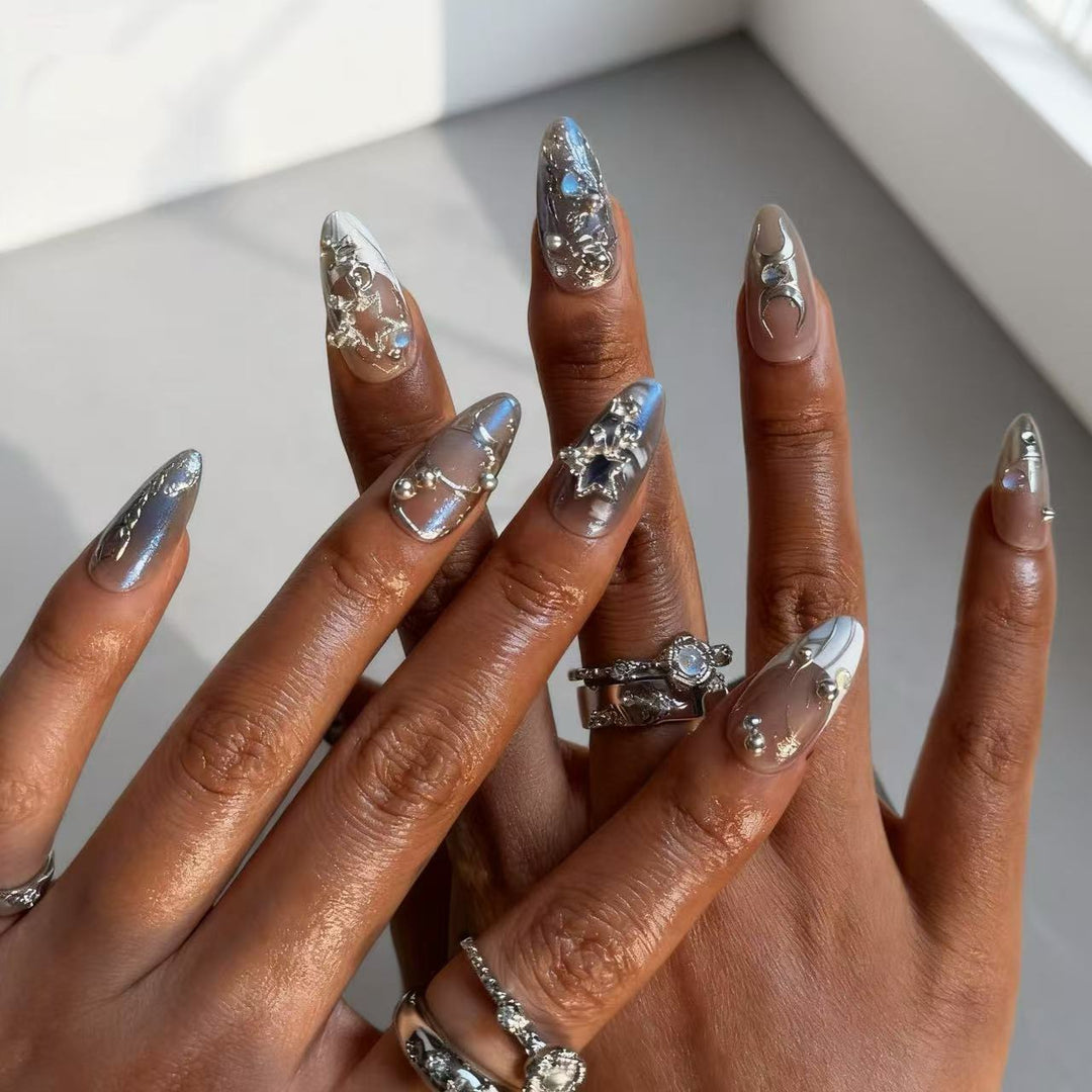 Kunstvolle Nagelverlängerungen mit glänzenden Metallakzenten Karnz