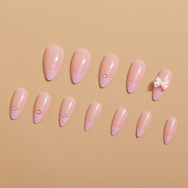 Glamouröse Nagelkunst mit Schleifen-Detail Karnz