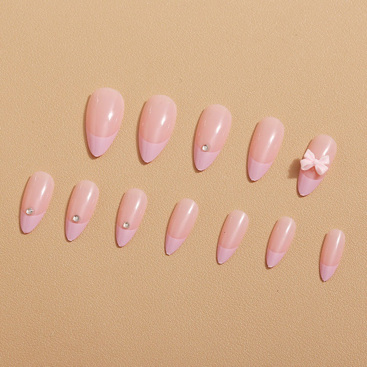 Glamouröse Nagelkunst mit Schleifen-Detail Karnz