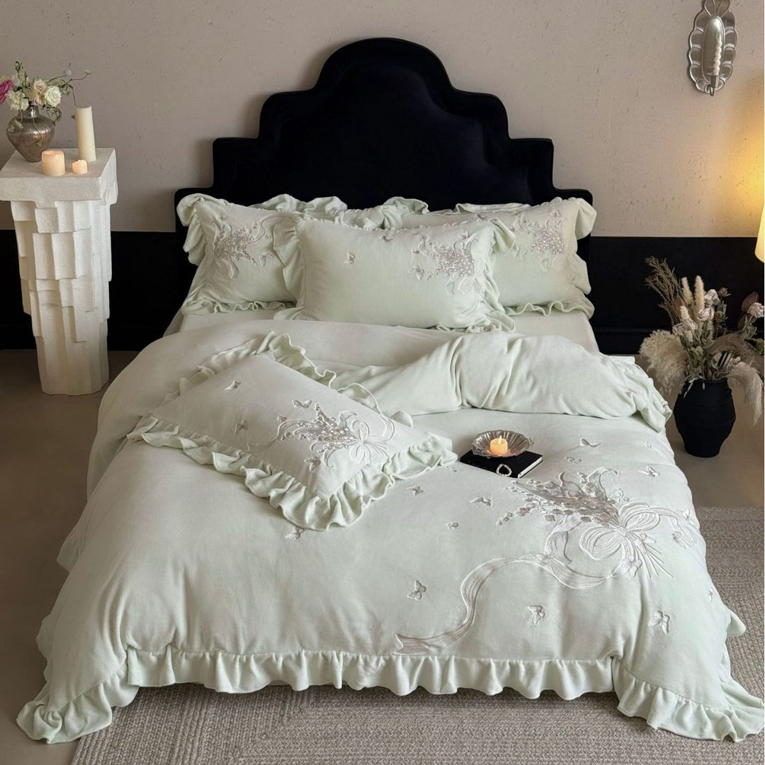 Luxuriöses Bettwäscheset mit Rüschen und Blumenstickerei