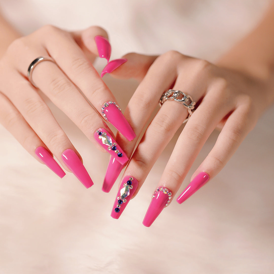 Elegante Nagelkunst mit Glitzerverzierung Karnz