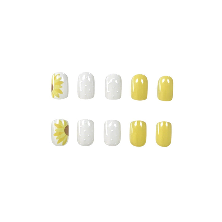 Kreatives florales Nagelkunst-Design Karnz