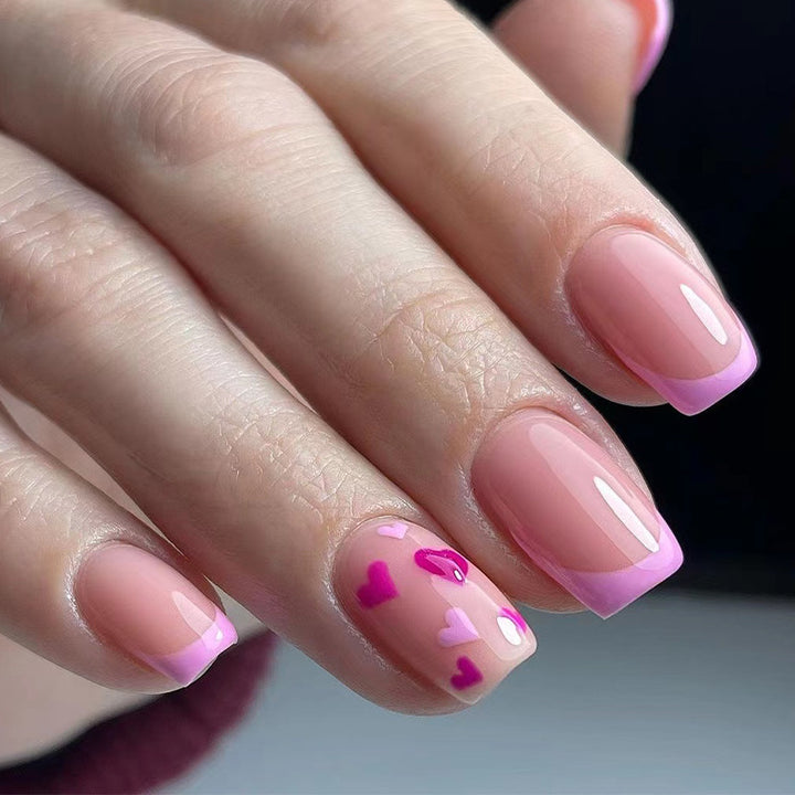 Elegante Nagelkunst mit Herzmotiven Karnz