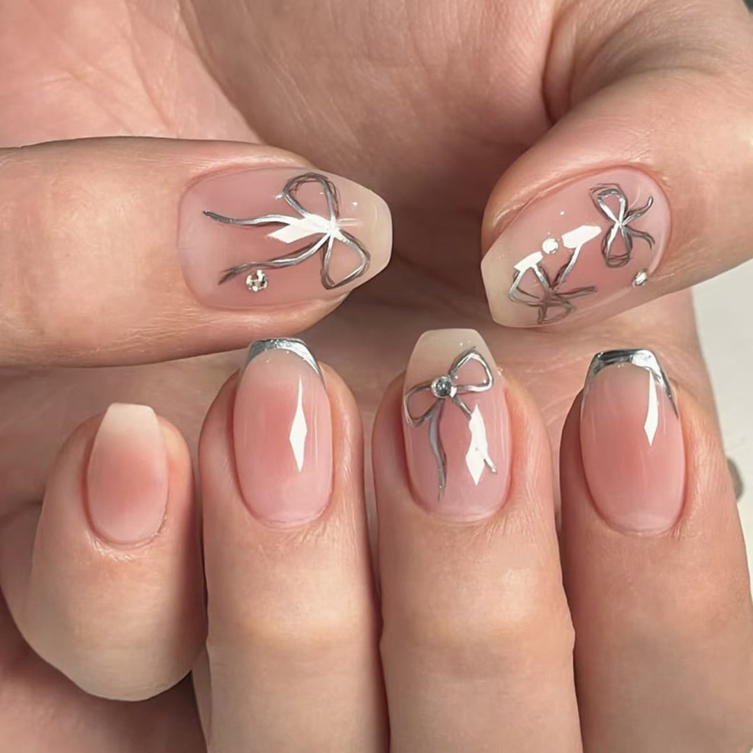 Kunstvolle Nagelkunst mit Schleifen-Design Karnz
