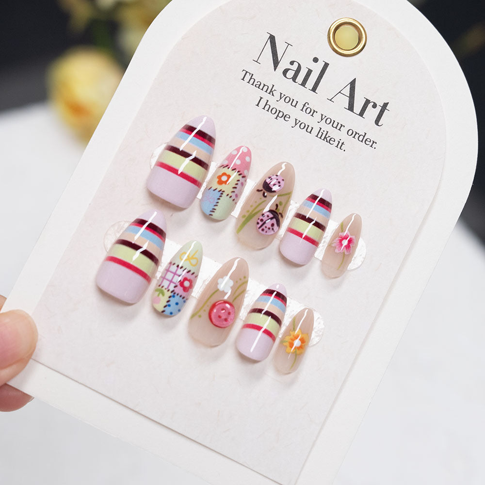 Künstlerisches Stiletto Press-On Nagelset mit floralen Akzenten