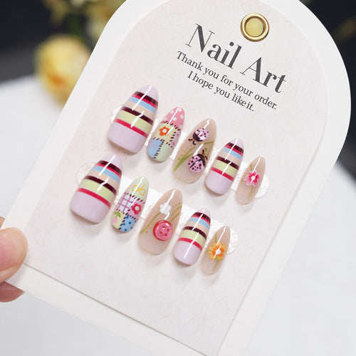Künstlerisches Stiletto Press-On Nagelset mit floralen Akzenten