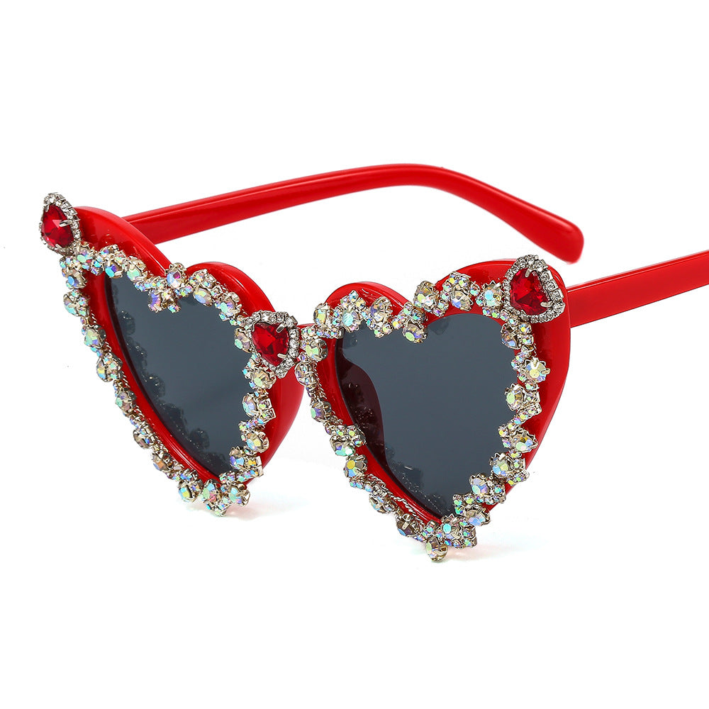 Damen Herzförmige Glamour-Sonnenbrille mit Strassverzierungen Karnz