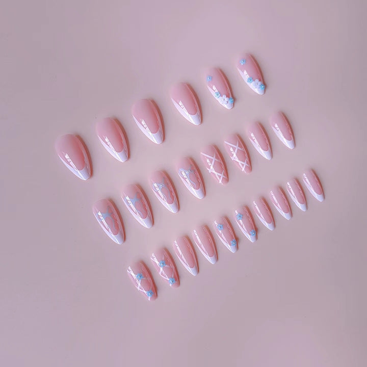 Kunstnagelset mit eleganten 3D-Blüten und glamourösen Akzenten Karnz