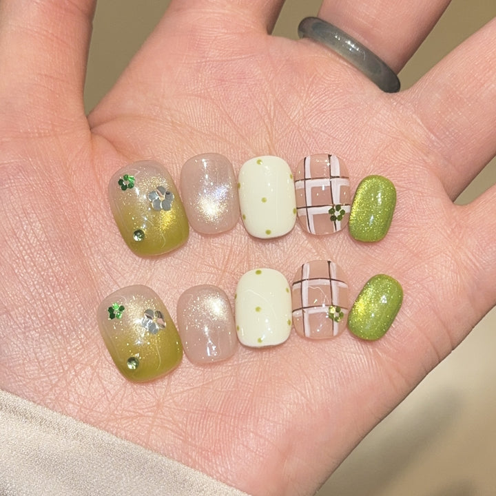 Kreative Kunstnagelspitzen mit Floralen Akzenten Karnz