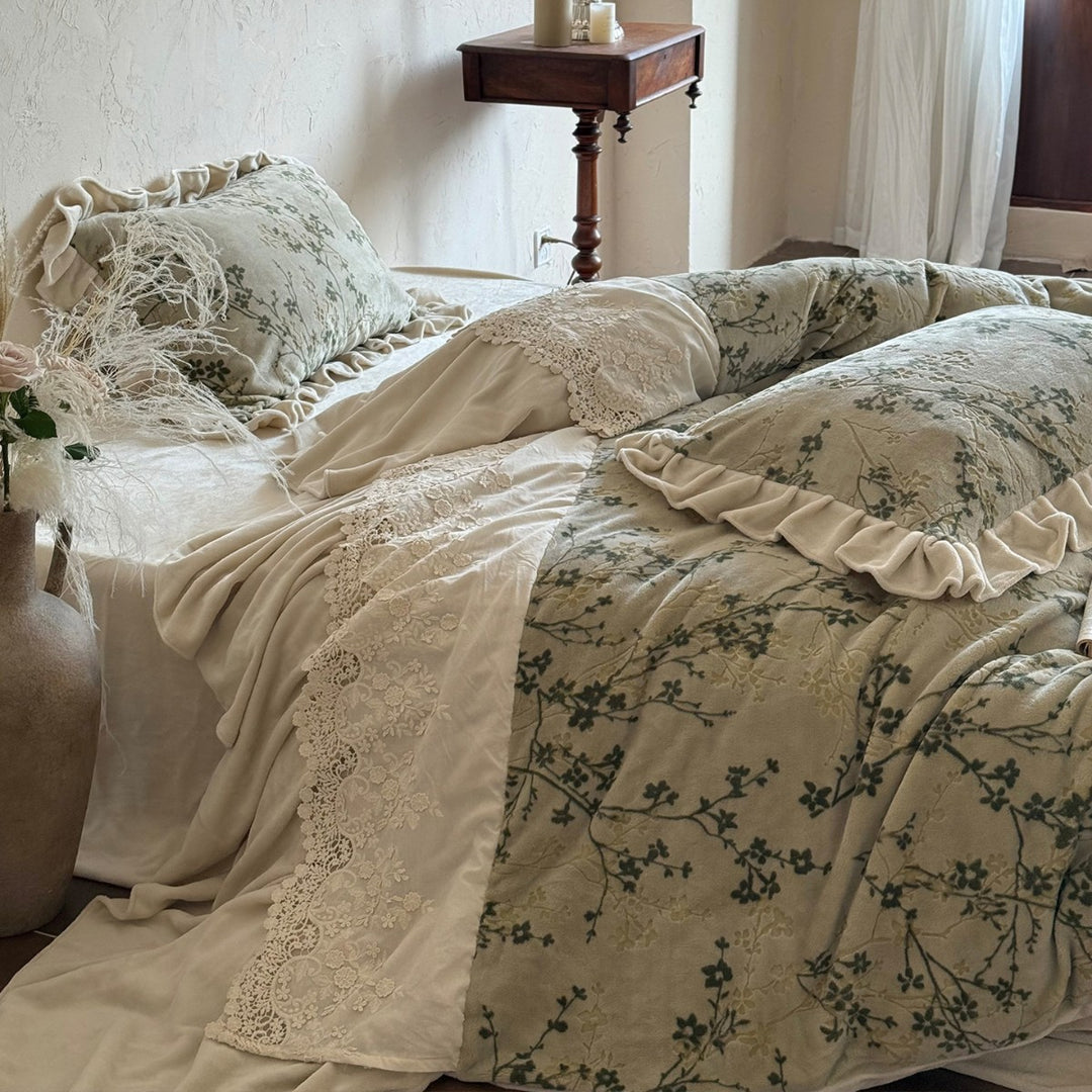 Umkehrbares Baumwoll-Bettwäsche-Set mit floralem Druck, mit Rüschenschonern und Bett-Rock mit Spitzenbesatz