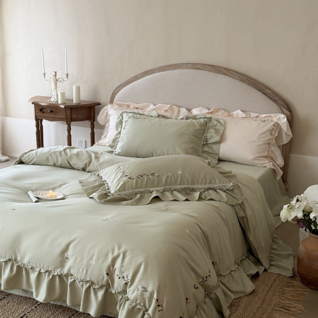 Luxuriöses Sateen Rüsch Bettbezug Set mit zart handgesticktem Zweigdetail