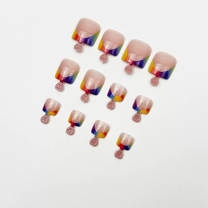Fußkunstnagelset mit kreativem Farbverlauf und glänzenden Akzenten Karnz