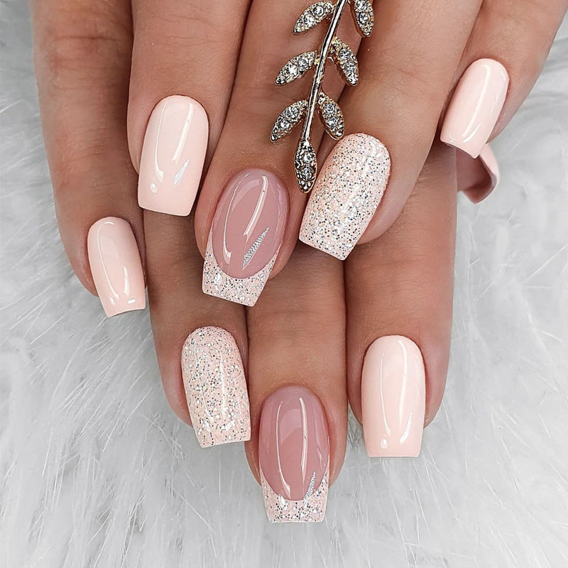 Elegante Stiletto Press-On Nagelkunst mit Strass-Akzenten Karnz