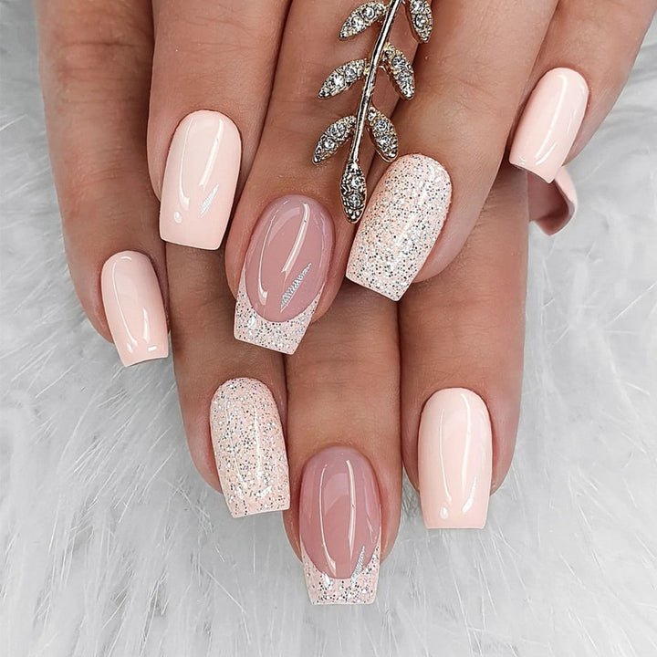 Elegante Stiletto Press-On Nagelkunst mit Strass-Akzenten Karnz