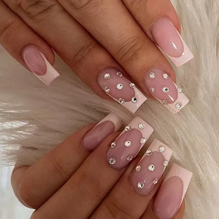 Kunstnagelset mit eleganten Strass- und French-Spitzenverzierungen Karnz
