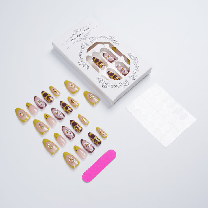Elegantes Kunstnagel-Set mit einzigartigem Design Karnz