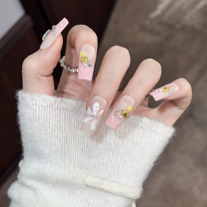 Blumen Design Druck auf Nägel mit Kristallakzenten