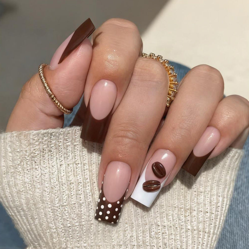 Kunstnagelset mit eleganten Schokoladen- und Kaffeekreationen Karnz