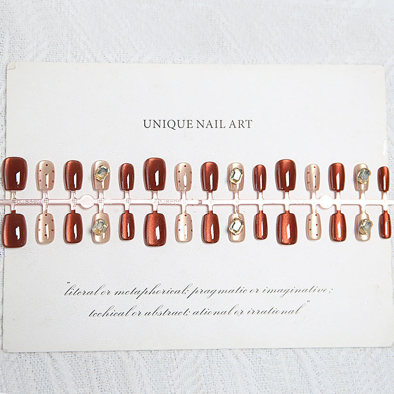 Kunstnagelset mit eleganten Ombre-Designs und funkelnden Akzenten Karnz