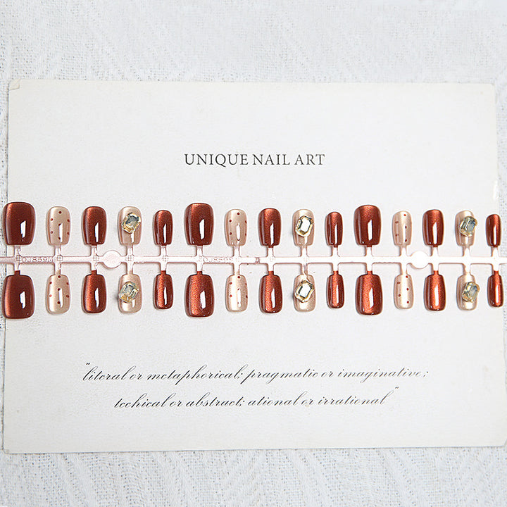 Kunstnagelset mit eleganten Ombre-Designs und funkelnden Akzenten Karnz
