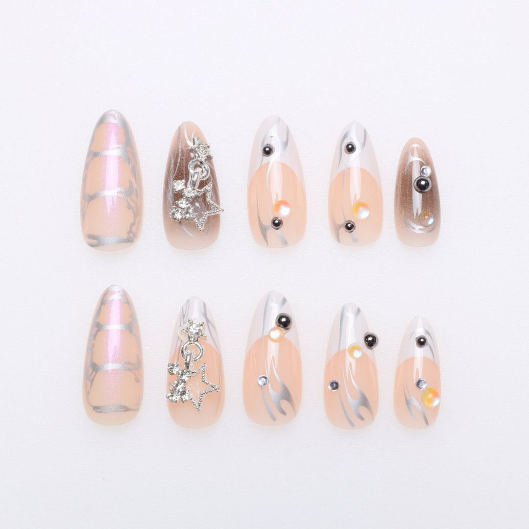 Künstlerische Stiletto-Nagelverlängerungen mit metallischen Akzenten Karnz