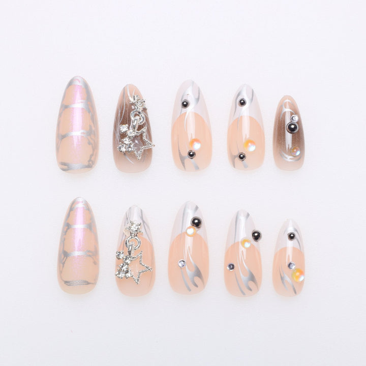 Künstlerische Stiletto-Nagelverlängerungen mit metallischen Akzenten Karnz