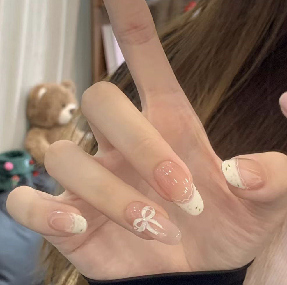 Press-On Nail Art Set mit elegantem Bogen und French Tip Design Karnz