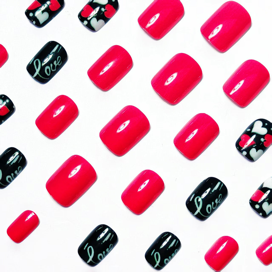 Kunstnageldesign mit Herzen und Kussmotiven Karnz