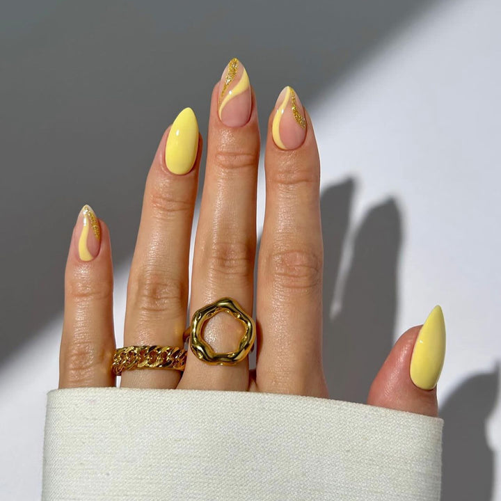 Künstliche Press-On Nägel mit glamourösen Designs Karnz