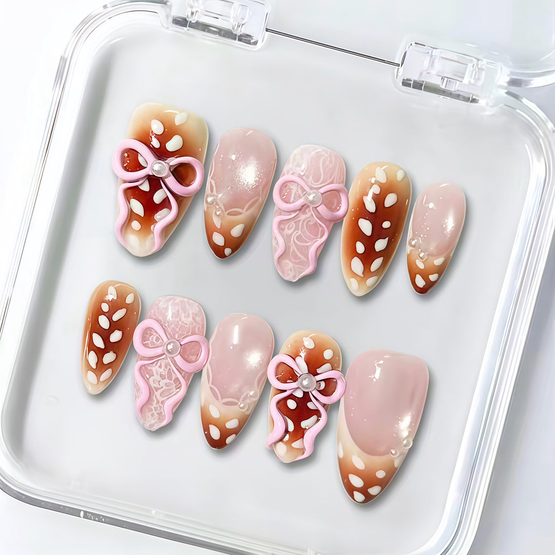 Dekoratives Press-On Nagelset mit floralen Verzierungen 1790746076