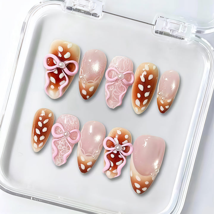 Dekoratives Press-On Nagelset mit floralen Verzierungen 1790746076