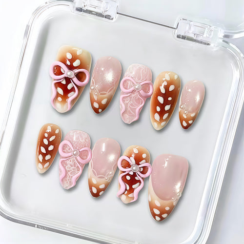 Dekoratives Press-On Nagelset mit floralen Verzierungen 1790746076