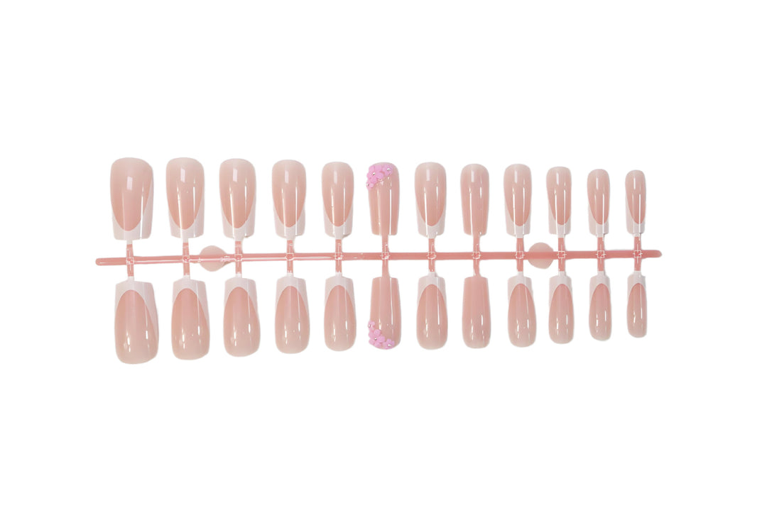 Kunstnagelset mit eleganten französischen Spitzen und dekorativen Akzenten Karnz