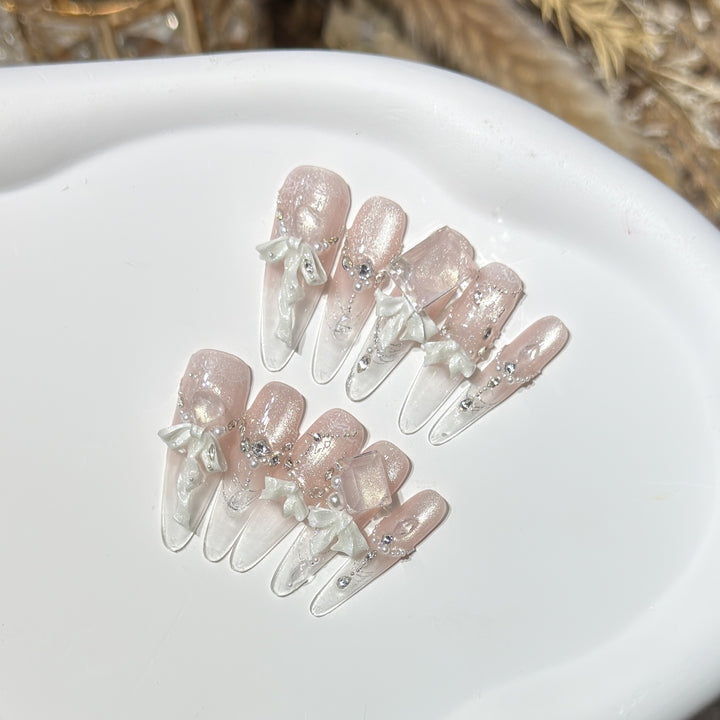 Elegantes Press-On-Acryl-Nagelset mit dekorativem Bogen und Glitzerakzenten Karnz