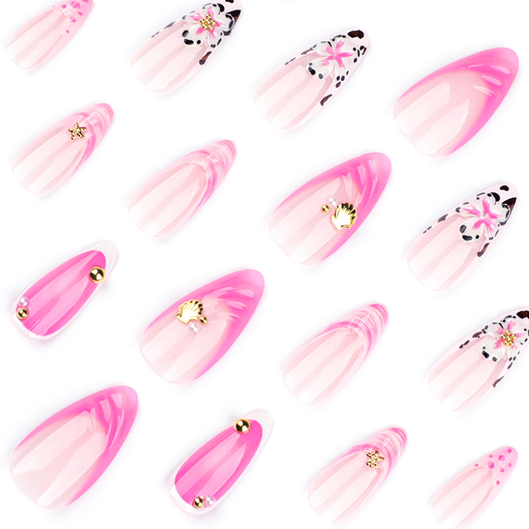 Kunstvolle Nagelverlängerungen mit floralen Akzenten und Glitzer Karnz