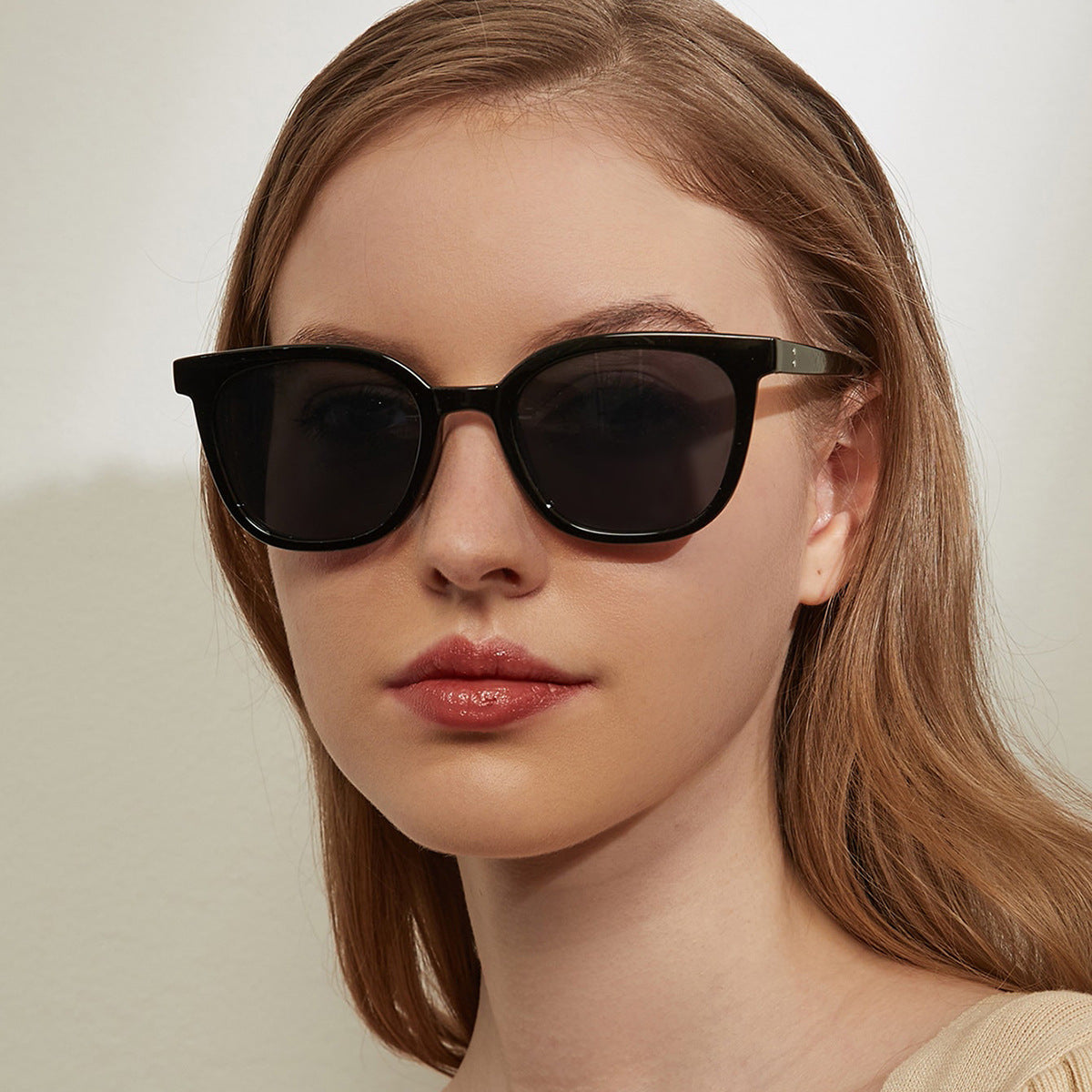 Damen modische Sonnenbrille mit modernem Kunststoffrahmen Karnz