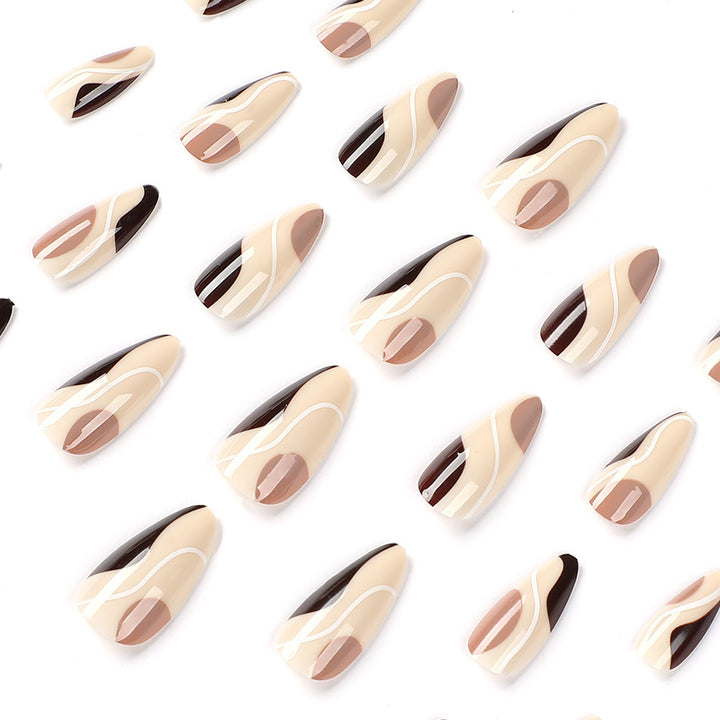 Künstliche Nagelverlängerungen im eleganten Wellen-Design Karnz