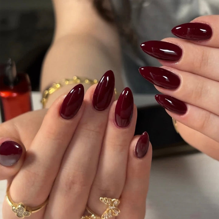 Glamouröse Stiletto-Nägel mit Hochglanz- und eleganten Designakzenten Karnz