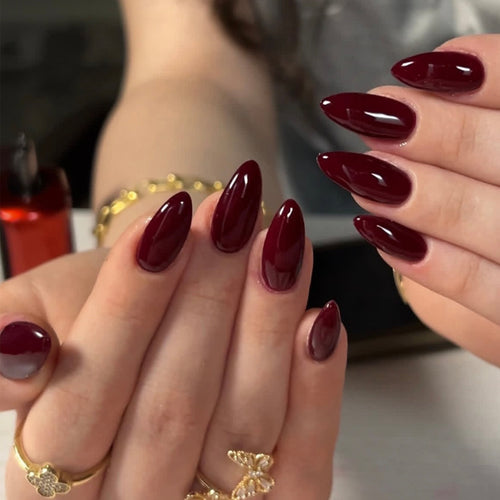 Glamouröse Stiletto-Nägel mit Hochglanz- und eleganten Designakzenten Karnz