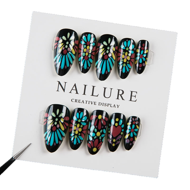 Künstlerisches Press-on-Nagelset mit floralen Designs
