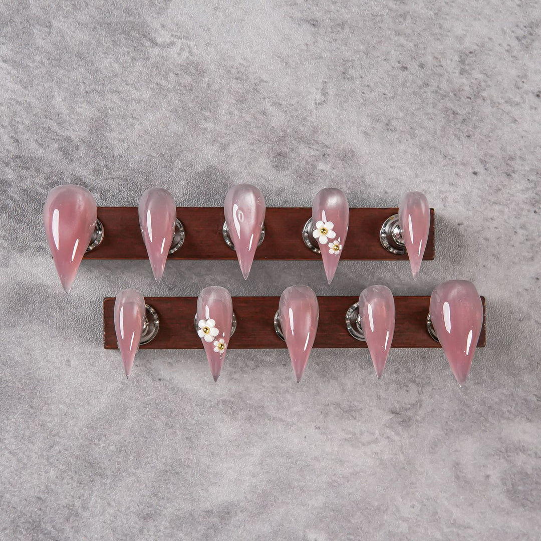 Elegantes Stiletto Press-On Nagelset mit Blumenverzierungen