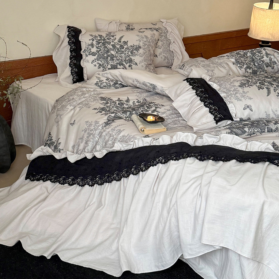 Vintage Toile Baumwoll-Satin Bettbezug-Set mit Rüschenschürze & Spitzenrand-Kissenbezügen