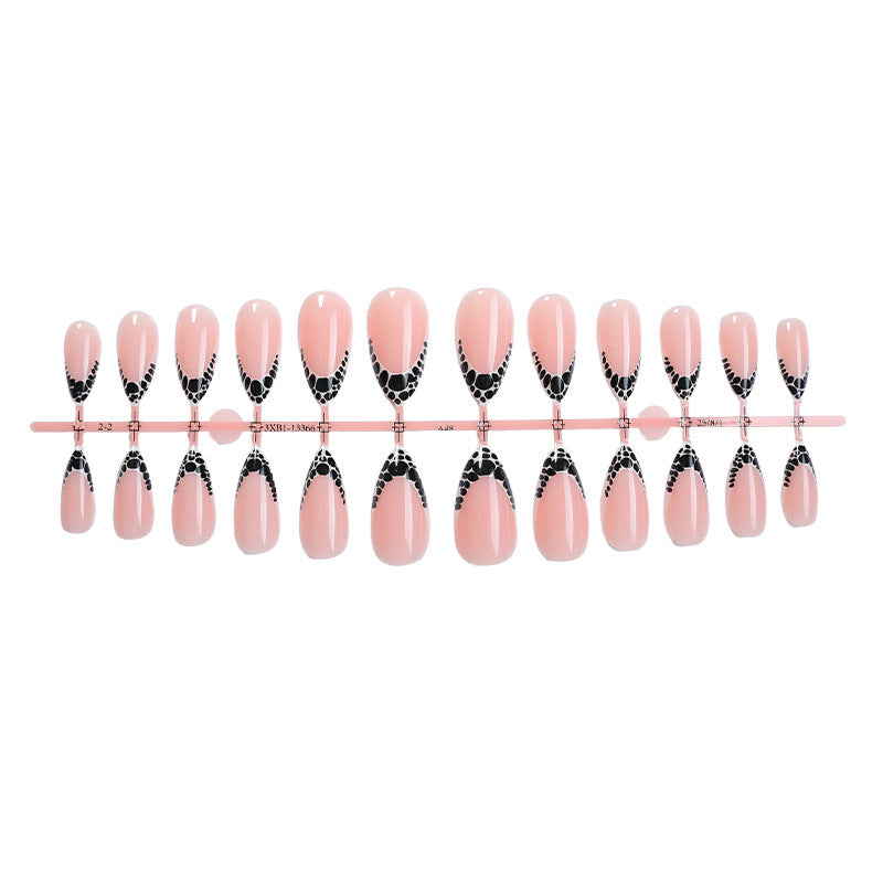Kreatives Kunstnagelset mit eleganten Spitzenakzenten Karnz