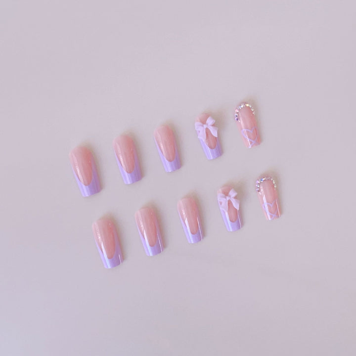 Kunstnagelset mit eleganten 3D-Schleifen und Glitzerdetails Karnz
