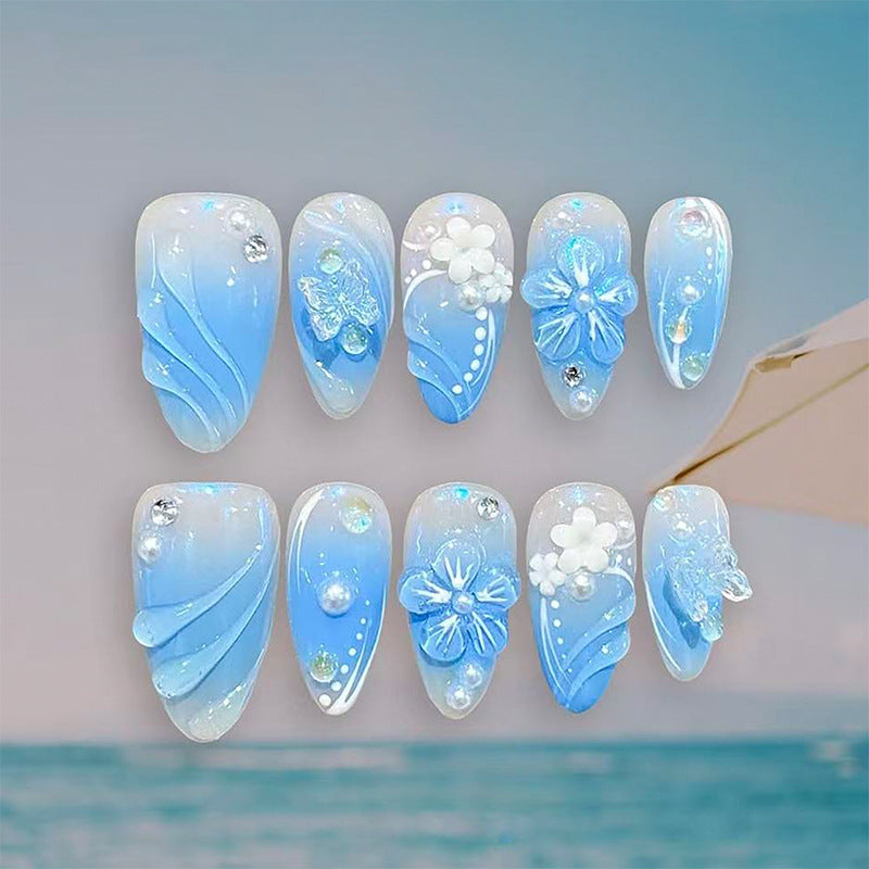 Kunstvolles Nagelset mit floralen Akzenten Karnz